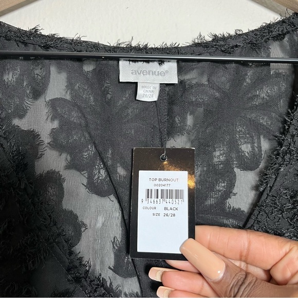 NWT Avenue Women Top 26/28 Black Gray Bunrout Textured 3D Floral V-Neck Art 4X - Picture 11 of 12